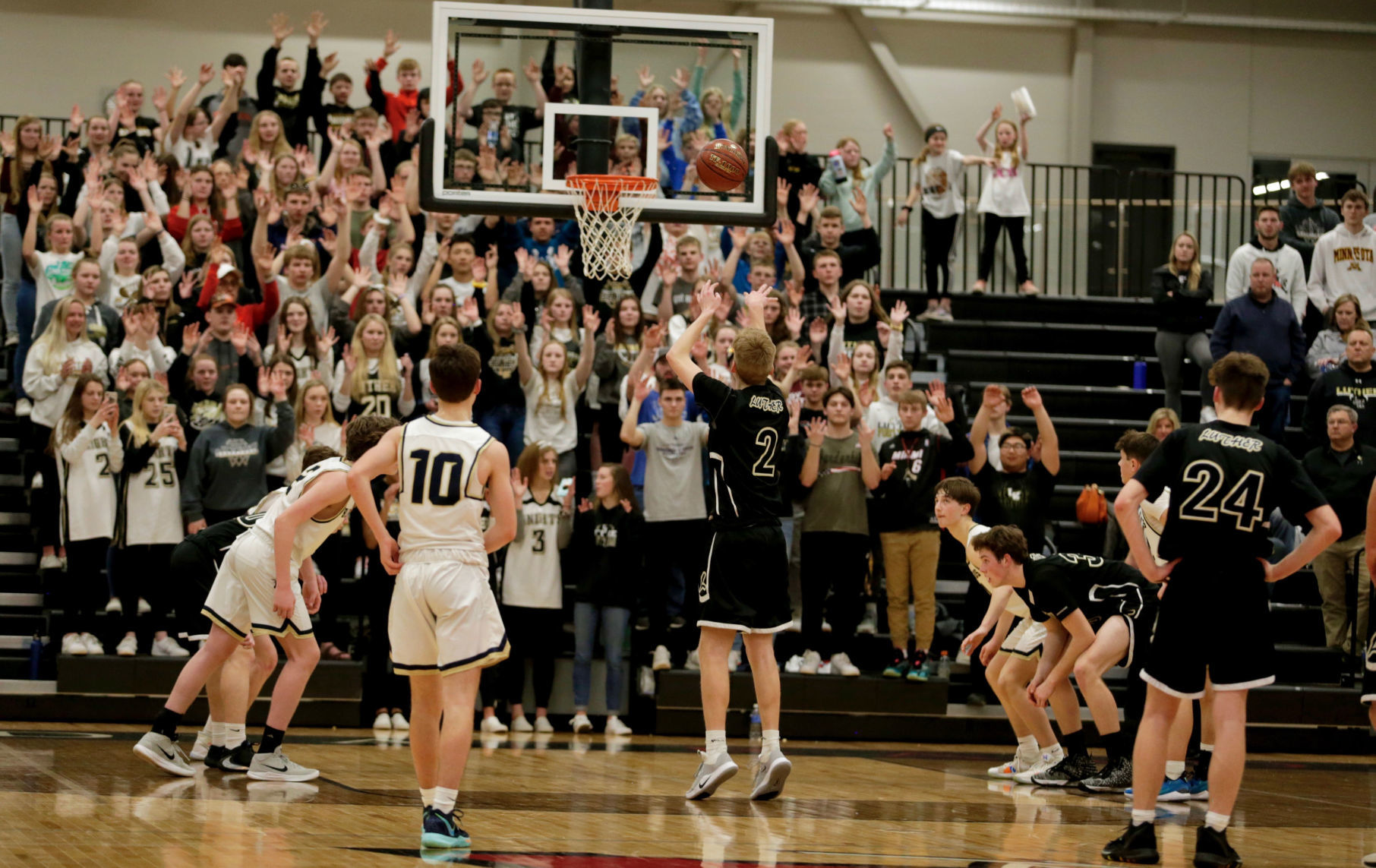Onalaska Luther vs. La Crosse Aquinas